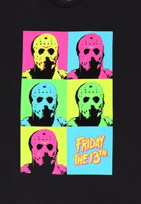 Zwarte t-shirt met een multikleuren pop art ontwerp van een masker in vier vierkanten, met "FRIDAY THE 13th" in vetgedrukte gele letters.