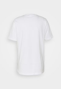 T-shirt bianca in cotone con maniche corte, colletto a giro e retro semplice, senza ornamenti. Vestibilità standard e texture liscia.