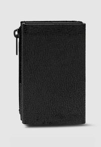 Cartera negra texturizada con cierre de cremallera. Forma rectangular compacta con superficie granulada. Cuenta con un forro interior suave y herrajes para la cremallera.