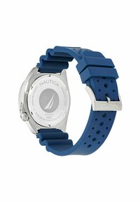 Srebrny zegarek ze stali nierdzewnej z niebieskim silikonowym paskiem o falistym wzorze i perforacjach, zamocowany srebrną metalową klamrą.