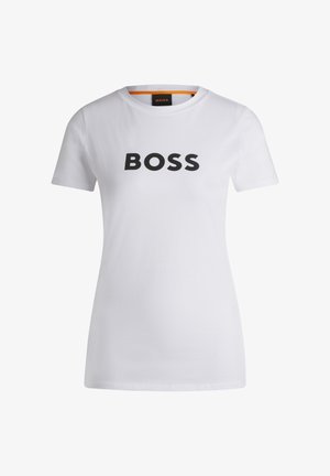 Weißes Baumwoll-T-Shirt mit kurzen Ärmeln, das ein auffälliges schwarzes "BOSS"-Logo auf der Brust und einen kontrastierenden orangen Kragen innen aufweist.