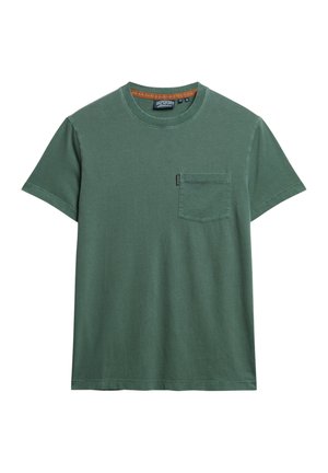 En ensfarvet grøn kortærmet bomulds-T-shirt med rund hals og brystlomme, mærkat på lommen og "Superdry Athletics" mærkat indeni kraven.