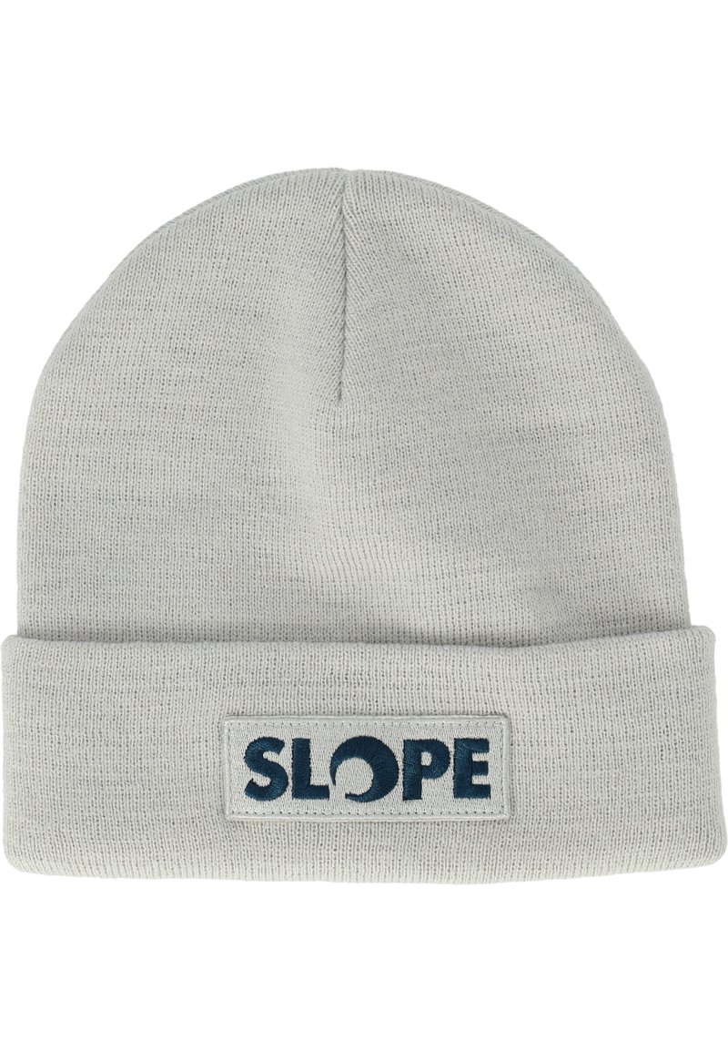 Ljusgrå stickad mössa med uppvikt kant. Har en rektangulär patch med ordet "SLOPE" i mörkblått, slät textur.
