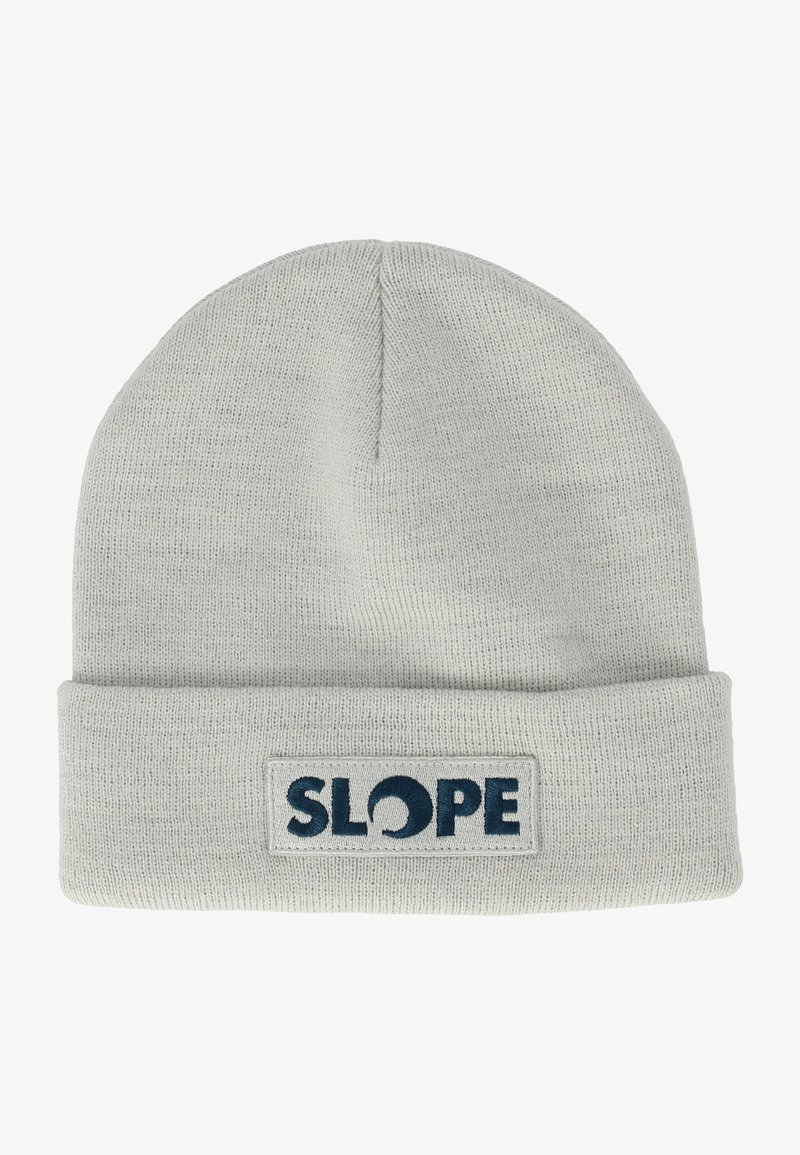Lys grå strikket hue med opfoldet kant. Har et rektangulært patch med ordet "SLOPE" i mørkeblå, blød tekstur.