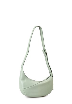 Borsa a spalla in pelle verde con forma curvata, manico sottile e regolabile, e dettagli di cucitura a vista. Presenta una chiusura con zip.