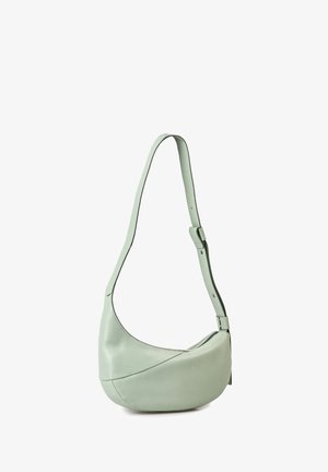 Borsa a spalla in pelle verde con forma curvata, manico sottile e regolabile, e dettagli di cucitura a vista. Presenta una chiusura con zip.