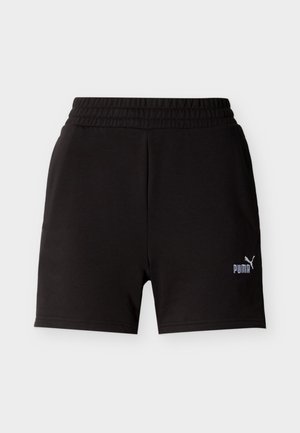 Čierne športové šortky Puma s elastickým pásom a bielym logom Puma na dolnej pravej nohe na jednoduchom svetlom pozadí.