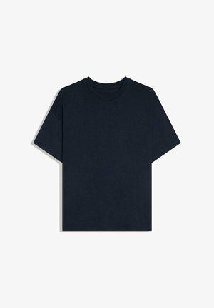 Effen zwart T-shirt met korte mouwen en ronde hals, plat liggend op een witte achtergrond.