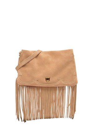 Borsa a tracolla in pelle scamosciata color cuoio con lunghe frange lungo il fondo e una piccola fibbia decorativa dorata sulla patta anteriore.