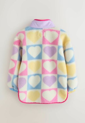 Fleecekangas takki, jossa on pastellin sävyinen ruudukko sydämiä vaaleanpunaisena, keltaisena, purppuraisena ja sinisenä. Takissa on vaaleanpunainen kaulus ja vaaleanpunaiset reunat.