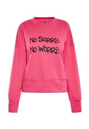 Kirkkaanpinkki pitkähihainen paita, jossa musta teksti "No Sorry No Worry" näkyvällä, rohkealla graffitityylisellä fontilla edessä.