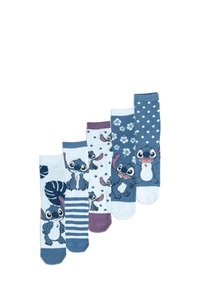Cinque paia di calzini con vari motivi e colori. I materiali sono in tessuto morbido, con toni di blu, design floreali e stampe di personaggi dei cartoni animati.