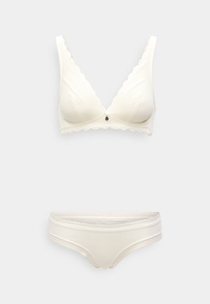 Krém színű fehérnemű szett, amelynek része egy texturált háromszög melltartó hullámos szegéllyel és díszes középső részlettel, valamint hozzá illő alsónemű.