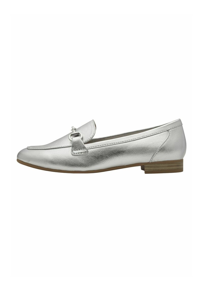 Mocasines metálicos plateados con punta redondeada, tira decorativa con un acento de hardware y un tacón bajo y apilado. Textura de cuero suave.