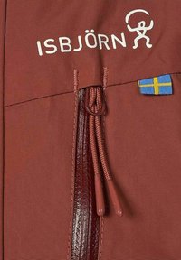 Bordeaux udendørsjakke med lynlås foran, struktureret stof, dobbelt trækstropper og et lille svensk flag-patch ved siden af logoet.