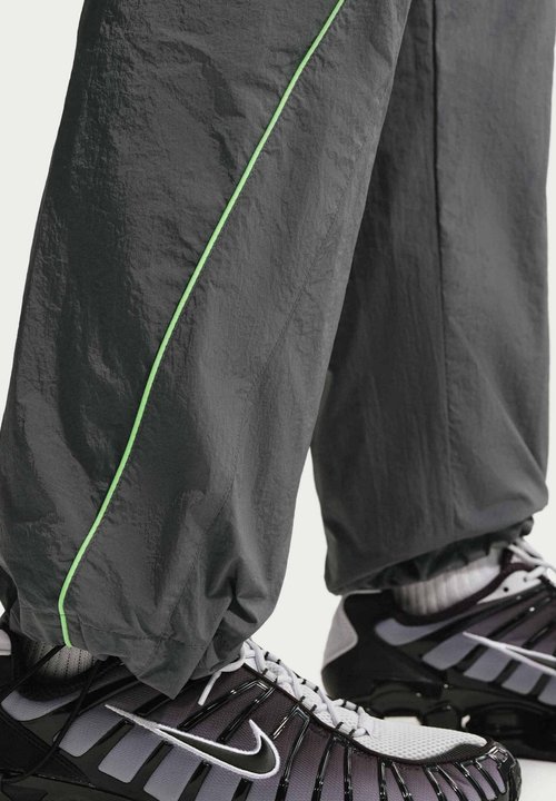 Nike SPORTSWEAR MEN'S WOVEN TROUSERS SPORTSWEAR - Tracksuit bottoms - iron grey midnight navy light lemon twist — foto 7
