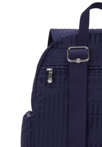 Marinblå tygryggsäck med en texturerad mönstring, dubbla dragkedjefack, justerbara axelremmar och ett metallhardware-accent.