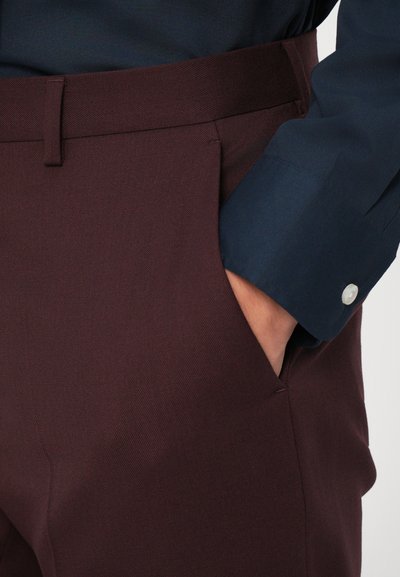 Bordeaux tailored nohavice s hladkou textúrou, so bočnými vreckami, spárované s tmavomodrou košeľou s gombíkovým manžetom.