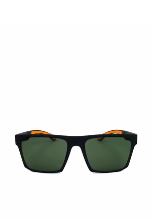 Occhiali da sole rettangolari neri con lenti verde scuro e dettagli arancioni all'interno delle astine, mostrati frontalmente.
