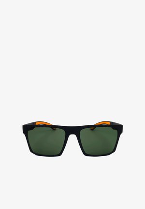 Occhiali da sole rettangolari neri con lenti verde scuro e dettagli arancioni all'interno delle astine, mostrati frontalmente.
