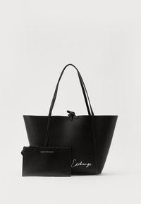 Borsa tote nera con finitura texturizzata, manici lunghi e dettaglio a nodo, abbinata a un piccolo sacchetto con zip coordinato, impresso con "Armani Exchange."