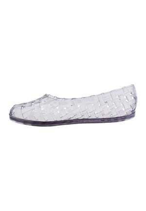 Zapato plano transparente con tiras de plástico entrelazadas y punta cerrada, diseñado para uso casual.
