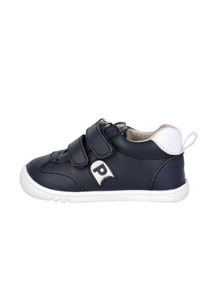 Zapatilla deportiva para niños en azul marino con suela blanca, doble cierre de velcro, parche blanco en el talón y logo con la letra "P" en el lateral.