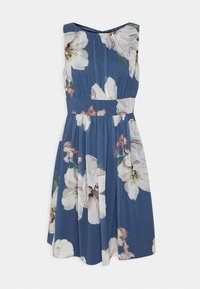 Květinové šaty s modrou základnou, zdobené velkými bílými a růžovými květinovými potisky, bez rukávů, s nařaseným pasem a sukní ke kolenům.