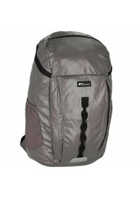 Mochila de tela gris con una superficie texturizada, forma curva, bolsillo frontal, correas ajustables y cierre de cremallera. Presenta un logo y un bolsillo de malla lateral.