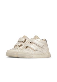 Ein Paar beiger Kleinkind-Sneaker mit zwei Klettverschlussriemen und strukturierten Gummisohlen auf weißem Hintergrund.