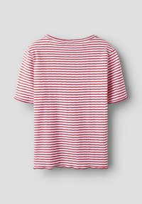 Camiseta de manga corta a rayas rojas y blancas, hecha de tela ligera, con un dobladillo ondulado y un escote redondo.