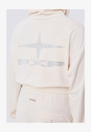 Crème kleuren hoodie met een zachte textuur, voorzien van een strass ster ontwerp en "PXP" in strass op de achterkant.