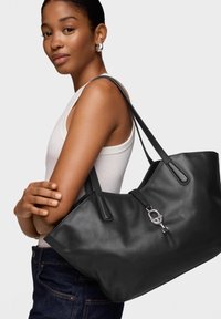 Borsa tote in pelle nera con doppio manico, caratterizzata da un design elegante e da un dettaglio in metallo argentato. Texture liscia e forma spaziosa.