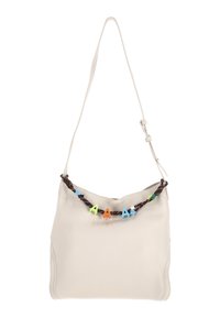 Weiche Hobo-Tasche aus Leder in Creme mit einem braunen geflochtenen Riemen, der mit bunten Plastikbuchstaben und -sternen als Dekoration versehen ist.