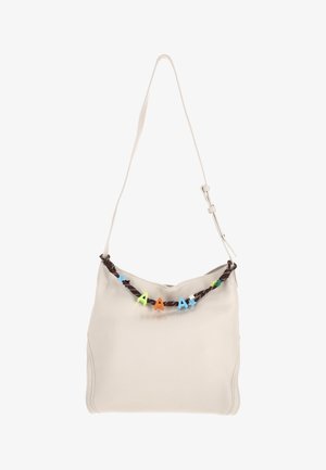 Měkká kožená kabelka ve stylu hobo s hnědým pleteným popruhem, zdobená barevnými plastovými písmeny a hvězdami na popruhu.