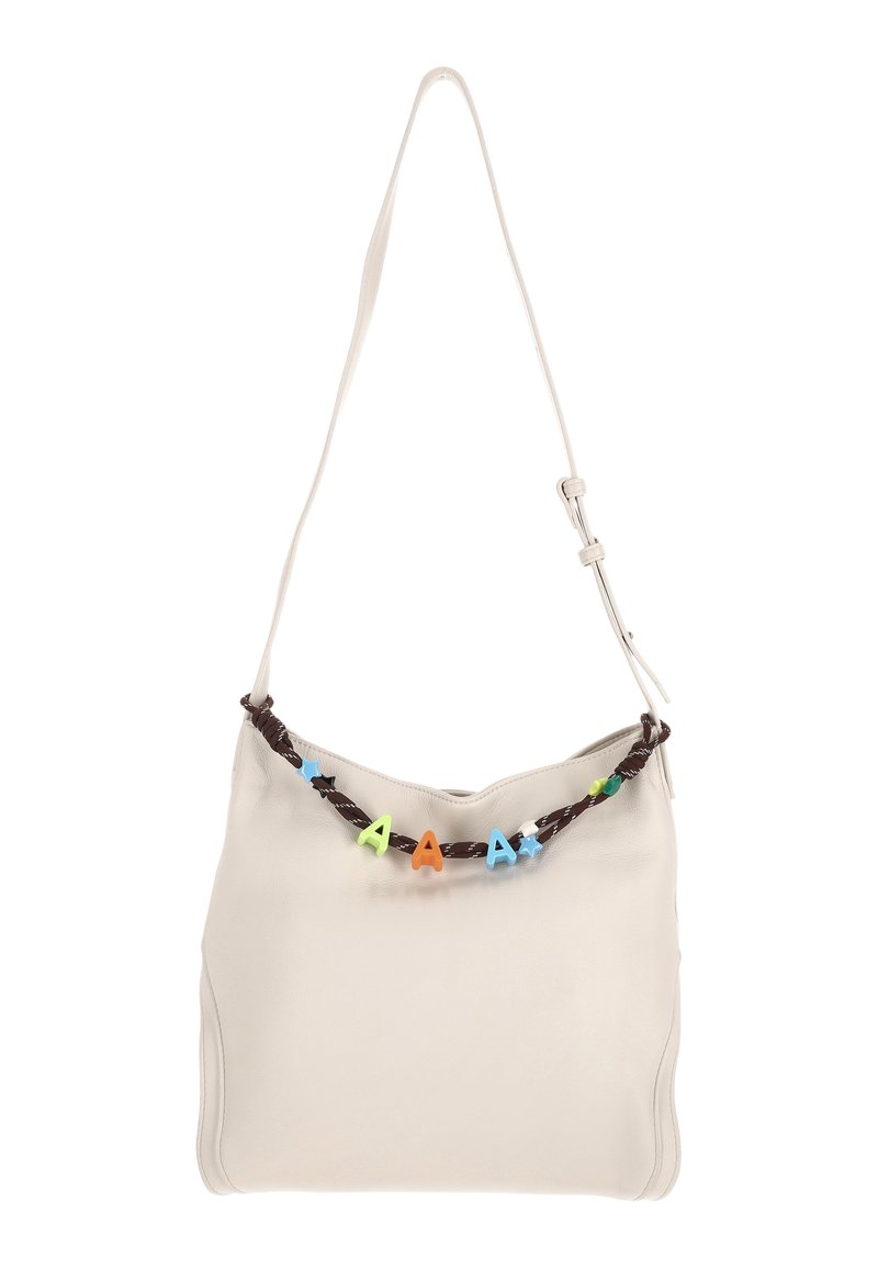 Weiche Hobo-Tasche aus Leder in Creme mit einem braunen geflochtenen Riemen, der mit bunten Plastikbuchstaben und -sternen als Dekoration versehen ist.