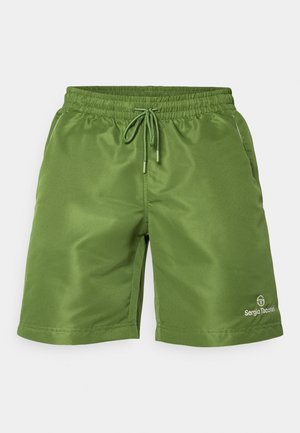 Calções de banho verdes, leves, com uma cintura elástica, cordão, bolsos laterais e um logo na perna inferior direita. Textura suave.