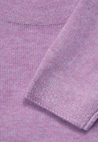 Lila stickad tyg med en jämn textur. Har en blandning av ljusare och mörkare nyanser samt en vikt kantdetalj.