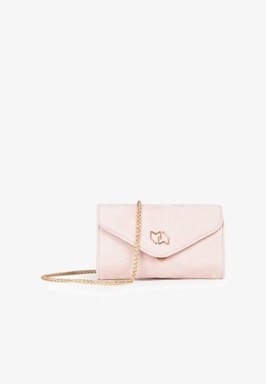 Blush pink nubuck clutch med en fold-over flap, guld kædestrømpe og en guld logo detalje på forsiden. Glat tekstur og kompakt design.