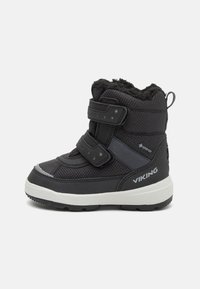 Melna ziemas zābaku ar teksturētu sintētisko augšdaļu, Velcro siksnām, pusē ar flīsa oderi un baltu gumijas zoli ar satveršanas rakstu.