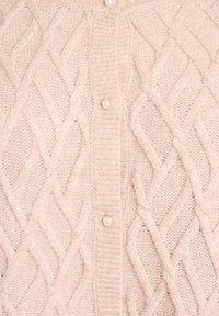 Gaiši rozā adīts kardigāns ar teksturētu dimanta rakstu, ribotu plāksni un pērļu līdzīgiem pogām. Mīksts, ērts vilnas un sintētisko šķiedru maisījums.