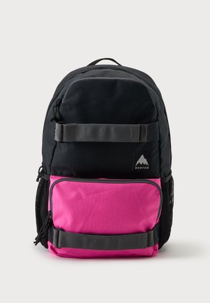 Schwarzer und pinker Burton Rucksack mit vorderer Reißverschlusstasche, zwei horizontalen Gurten, Netzseitentaschen und oberem Tragegriff auf einfachem Hintergrund.