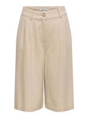 Pantalones cortos beige hasta la rodilla, de corte entallado, con trabillas para cinturón, cierre con un solo botón y cremallera frontal oculta.