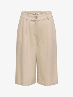 Pantalones cortos beige hasta la rodilla, de corte entallado, con trabillas para cinturón, cierre con un solo botón y cremallera frontal oculta.