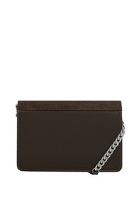 Clutch in pelle marrone con parte superiore in suede scuro texturizzato, materiali a contrasto e tracolla in catena argentata. Forma rettangolare, texture liscia.