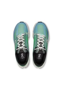 Des baskets avec un empiècement en mesh dans des tons de bleu et de vert, des accents noirs, des lacets blancs et une marque bien visible sur le côté.