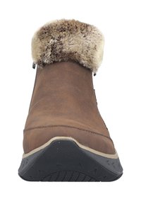 Botte de cheville en suède brun avec un col en fourrure synthétique beige, fermeture éclair sur le côté et semelle en caoutchouc texturé présentant un motif de crampons géométrique.