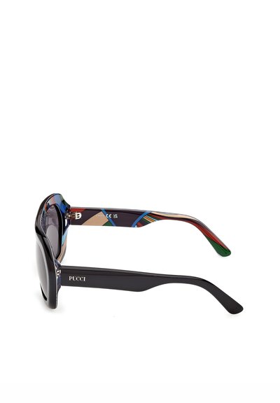 Gafas de sol Pucci negras con montura gruesa, que presentan patrones geométricos coloridos en las varillas interiores y lentes tintadas oscuras.