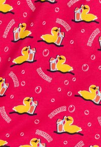 Lekki materiał w intensywnym różowym kolorze z powtarzającym się wzorem żółtych gumowych kaczek, letnim tekstem, kartonami napojów i bańkami.