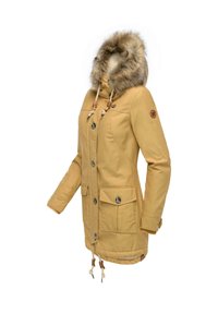 Żółta parka z kapturem, z futrzanym wykończeniem, zapinana na guziki, z dwiema dużymi kieszeniami z przodu oraz regulowanym sznurkiem w pasie.